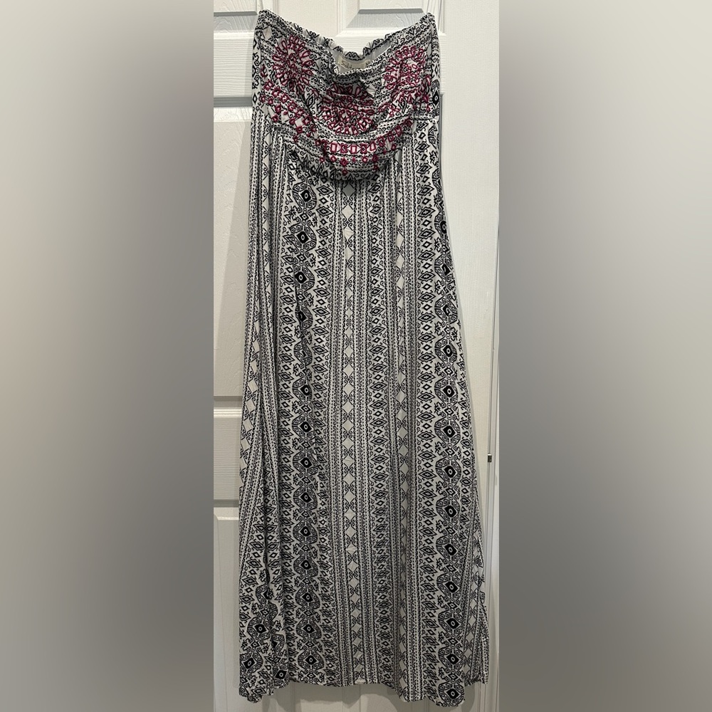*Beautiful Black & White Patterned Women's Maxi Dress w/pink embroidered detail